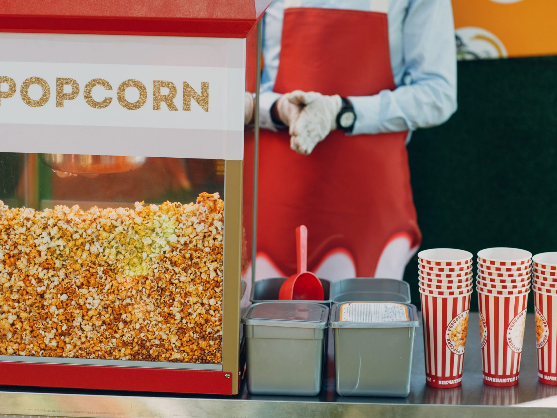 Seller and tray cart with popcorn